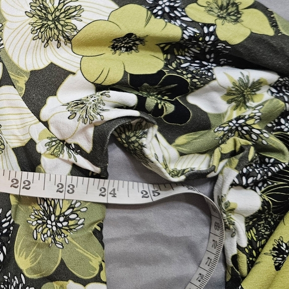 Relaxed Floral Blouse in Green and White - Picture 6 of 8